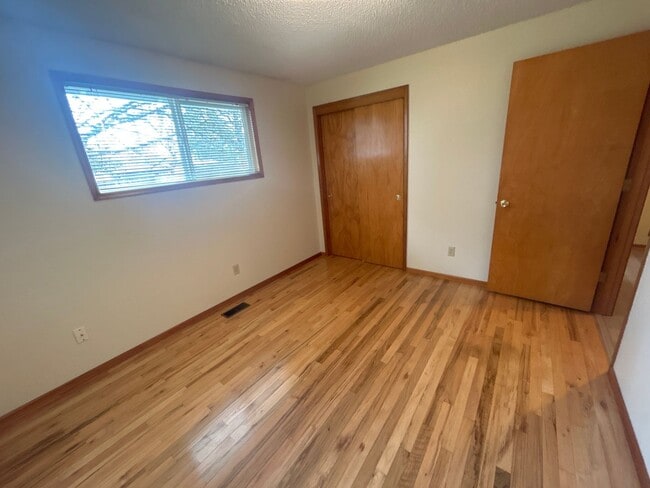 Building Photo - Beautiful 3 Bedroom 1 1/2 Bath with Huge Fenced Backyard! Tour Today!