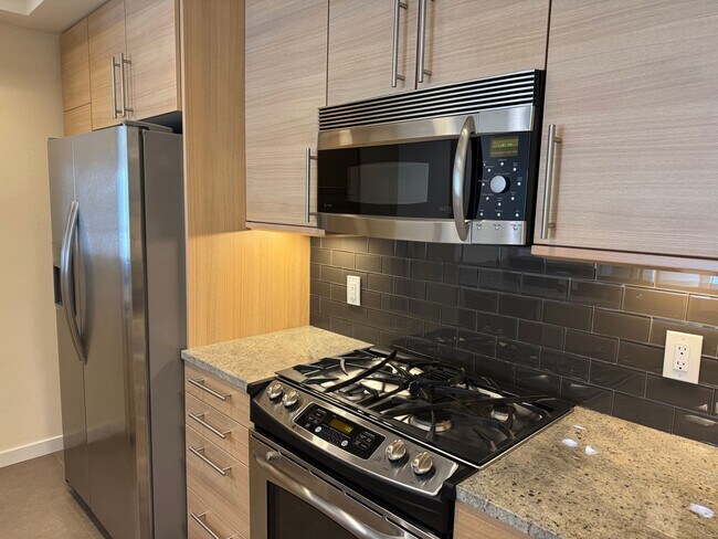 Building Photo - Beautiful third level 2 bedroom condo in the Mercer