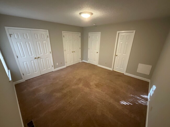 Building Photo - Lewisville-Clemmons area, Updated 2 bedroo...