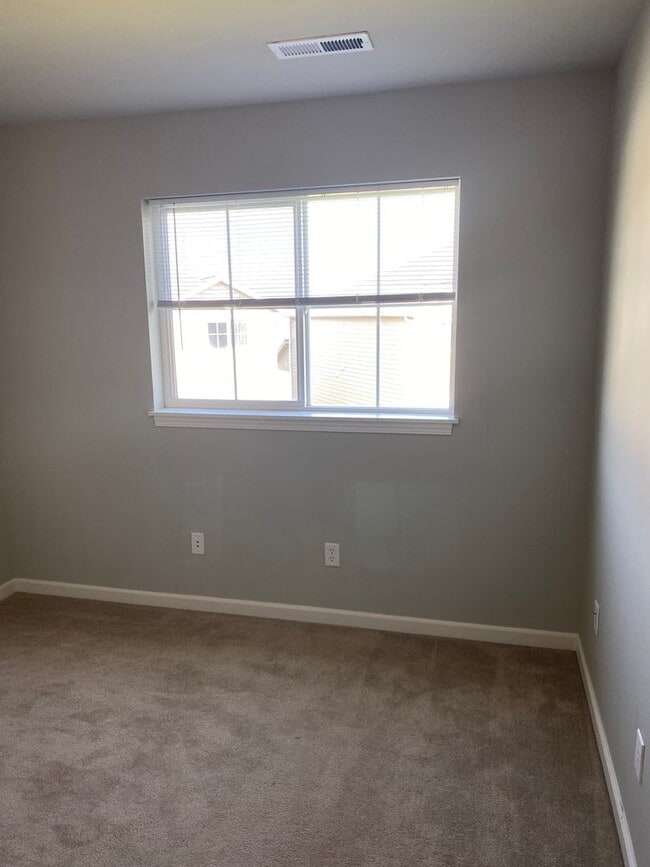 Building Photo - Spacious End Unit Condo