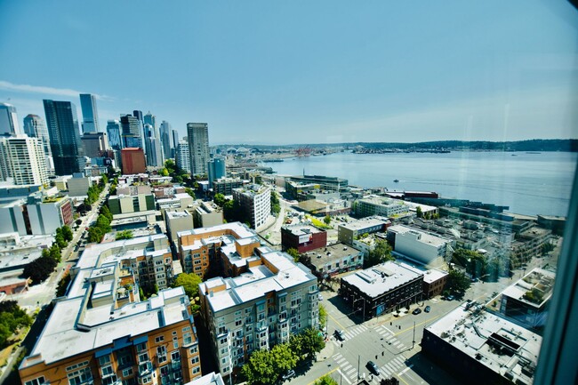 Building Photo - Stunning Belltown Penthouse w/ Ocean Views