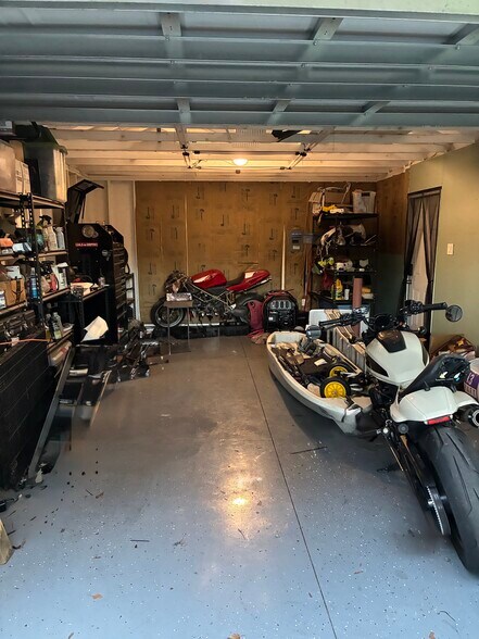 Building Photo - 1220 E Mohawk Ave