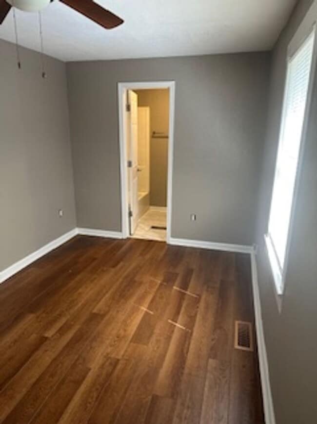 Building Photo - Beautiful 4 Bedroom 2 Bath in Heart of Kan...