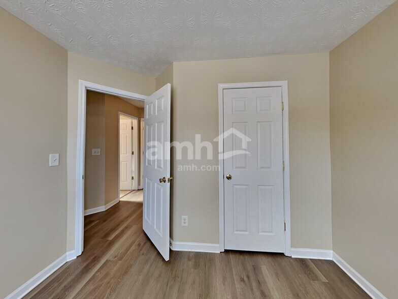 Building Photo - 2533 Plymouth Way