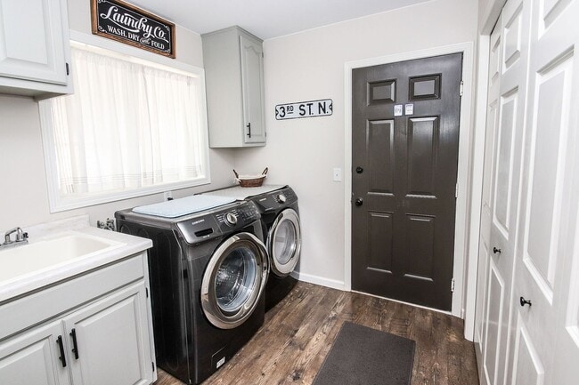 Building Photo - Beautiful newly remodeled home in quiet Sa...