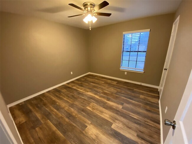 Building Photo - 1502 Daffan Ave