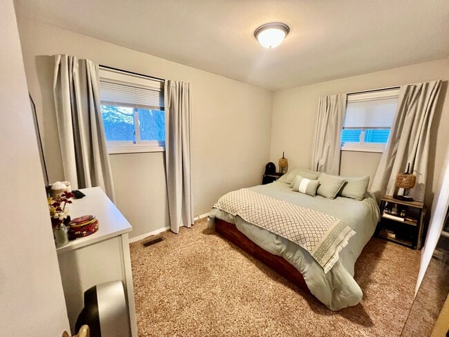 Building Photo - 3-Bedroom Home in Normal with Detached Garage & Large Backyard