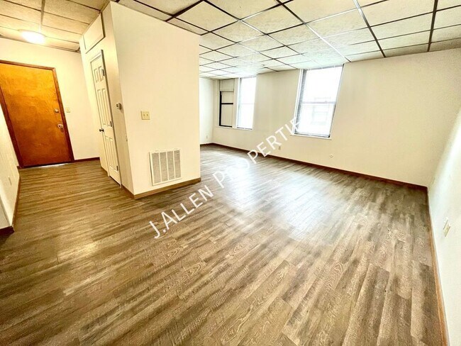 Primary Photo - 313 N 12th St