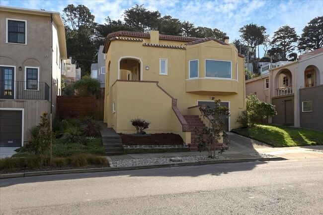 Building Photo - 175 Vasquez Ave