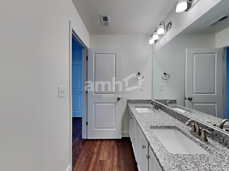 Building Photo - 2854 Chapel Hill Rd