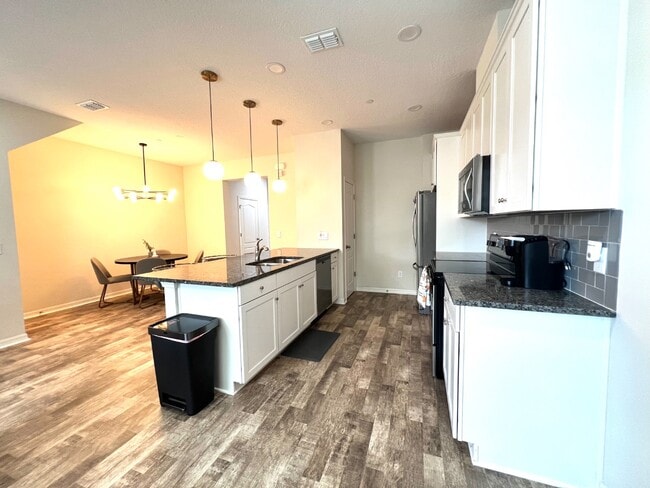 Building Photo - 1043 Taramundi Dr