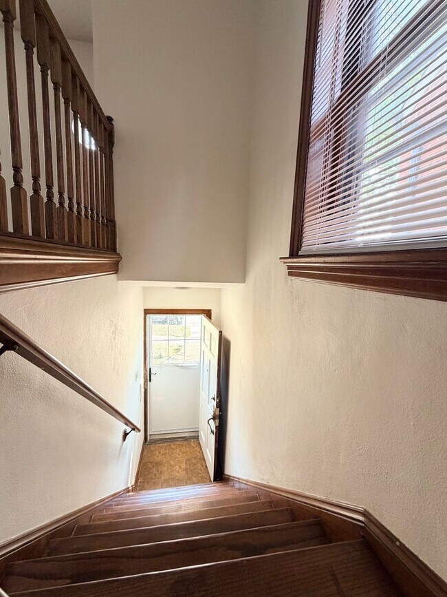 Building Photo - 4734 Locke Ave