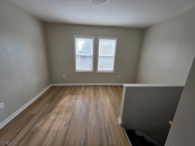 Building Photo - 37 Mapes Ave