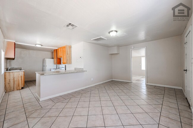 Building Photo - 903