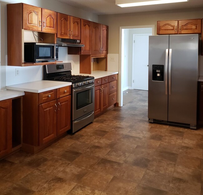 Building Photo - Enjoy Lakefront Luxury Year Round!