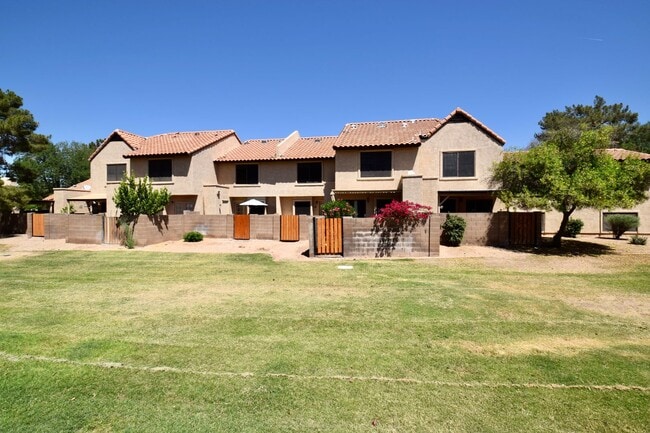 Building Photo - Beautiful 2 bed 2.5 bath Townhouse in Mesa!