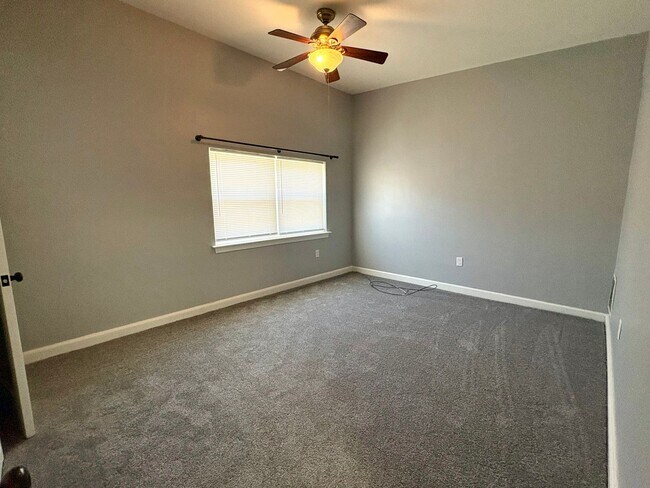 Building Photo - 2 Bedroom Available in Lancaster!