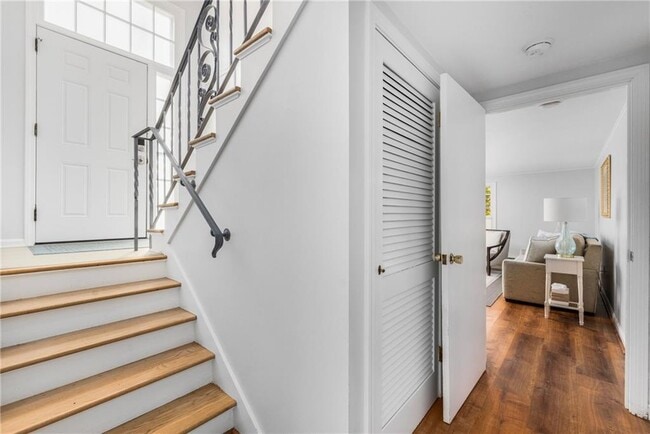 Building Photo - 384 Valley Rd