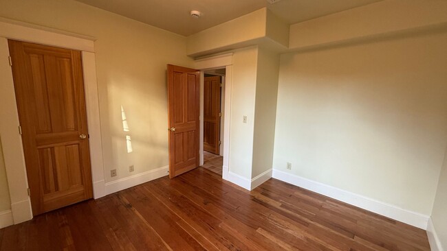 Building Photo - 3 bed 1 bath 1902 historic PDX original SE...