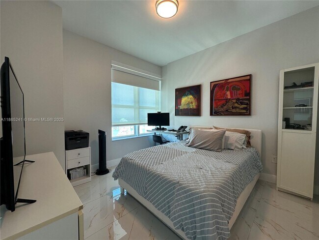 Building Photo - 950 Brickell Bay Dr