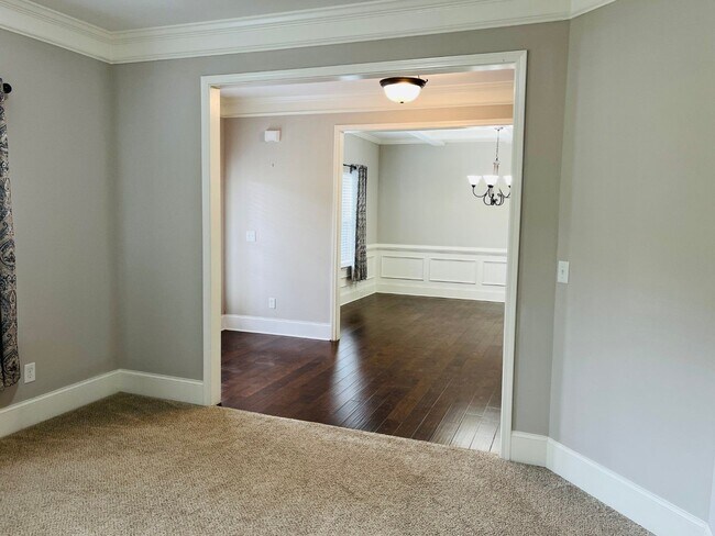 Building Photo - WOW! 5 bed, 4 full baths, brick exterior, ...