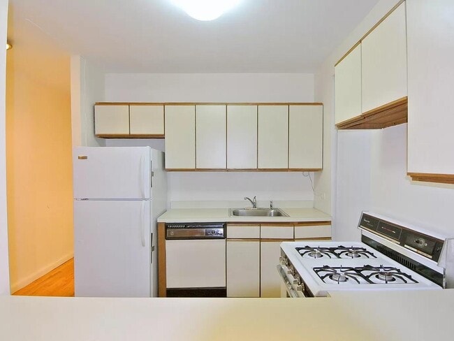 Building Photo - 3117 Broadway