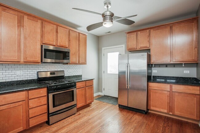 Building Photo - 3911 W Addison St