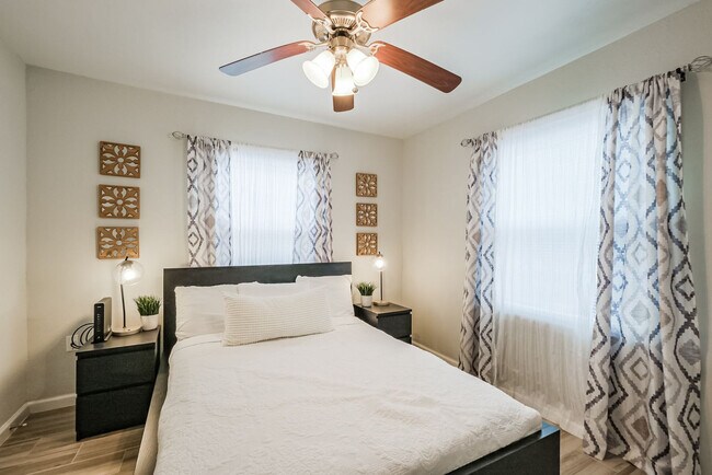 Building Photo - 1327 W 21st St