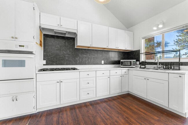 Building Photo - 405 - BEAVER DUPLEX