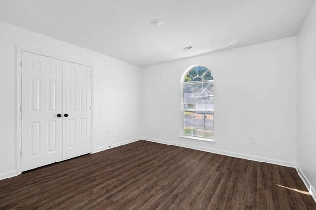 Building Photo - Recently renovated 3 bedroom, 2 bathroom h...