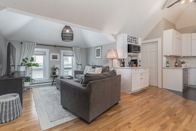 Building Photo - 36 Saxton St