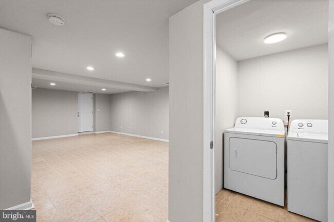 Building Photo - 314 Woodleaf Ct