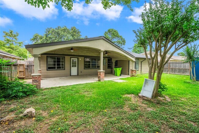 Building Photo - 16323 Maplemont Dr