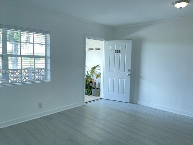 Building Photo - 1450 NE 170th St