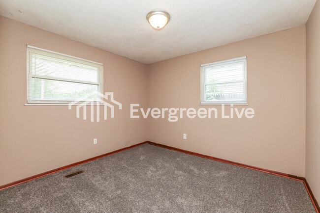 Building Photo - 1101 Rossiter Dr