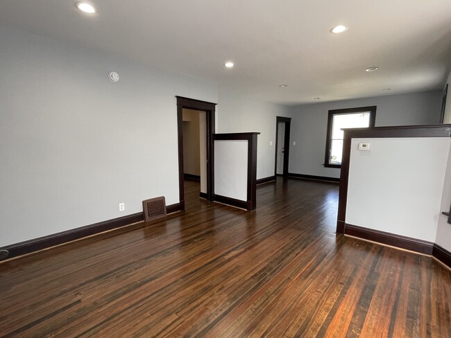 Building Photo - 710 N Poplar St