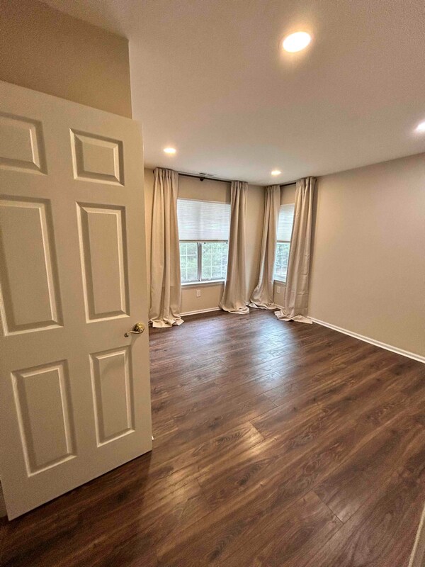 Building Photo - 608 Diamond Dr