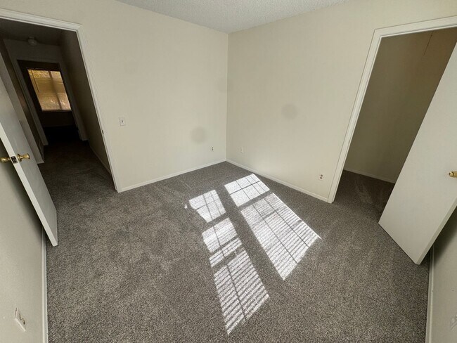 Building Photo - Live in the Timbers