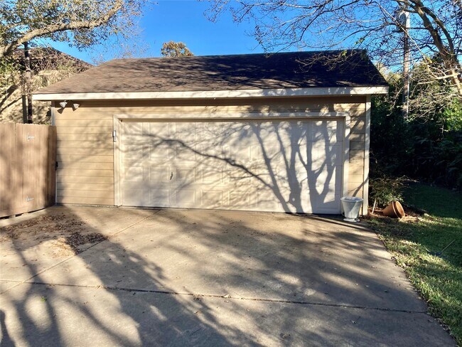 Building Photo - 4907 Elm St