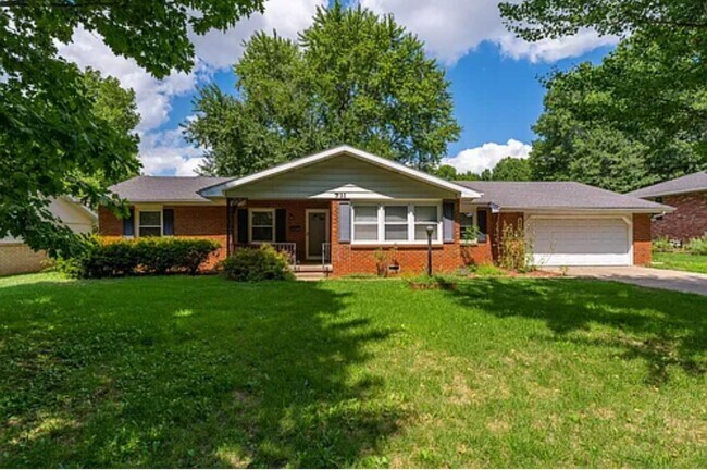Primary Photo - Large 4 Bedroom 3 Bath Home Available 7/15...