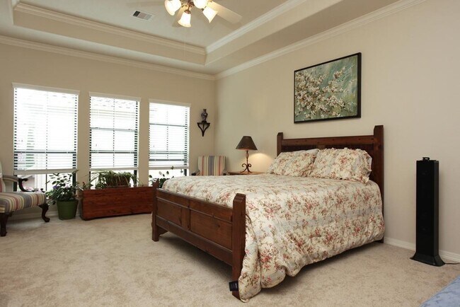 Building Photo - 3030 Royal Oaks Crest