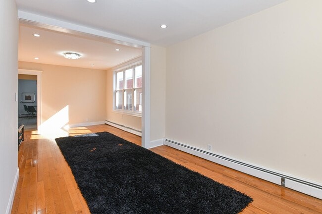 Building Photo - 1402 8TH St