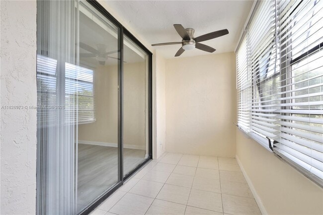 Building Photo - 2821 Somerset Dr
