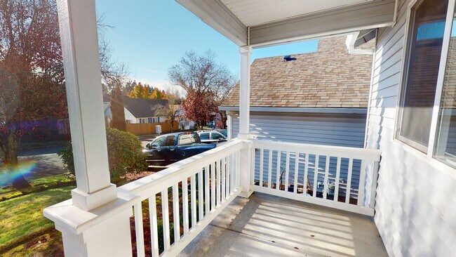 Building Photo - Single Level Family Friendly Home in Sandy. Fenced Backyard Pets Welcome