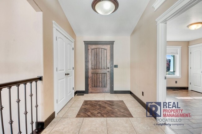 Building Photo - Beautiful - Elegant - 5 Bedrooms - 3 Car -...