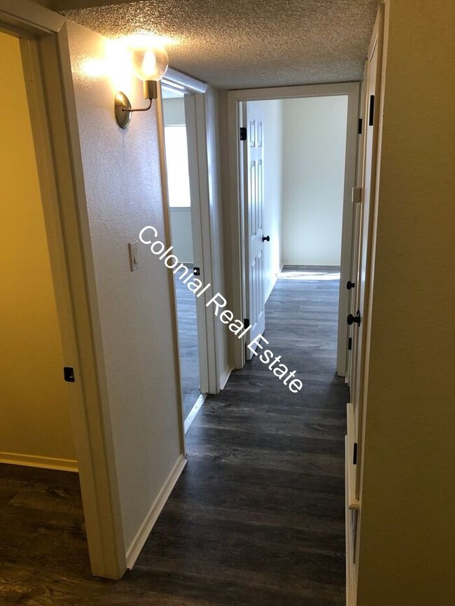 Building Photo - 2 Bedroom 1 and 1/2 Bathroom Apartment in ...