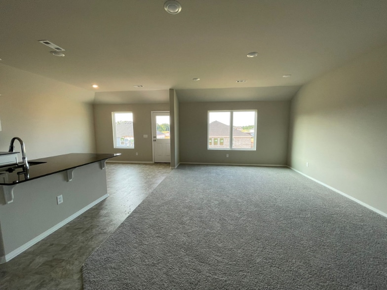 Building Photo - 1406 E Piedmont Ct