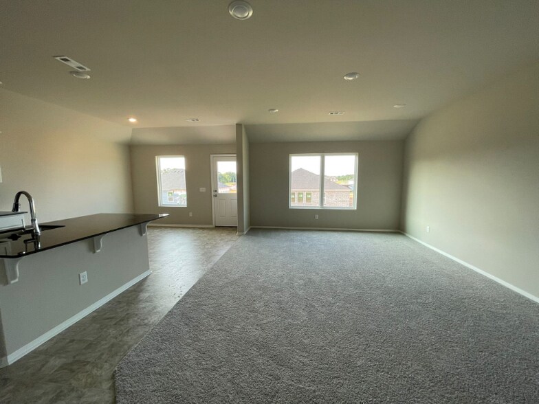 Building Photo - 1407 E Vangston Ct