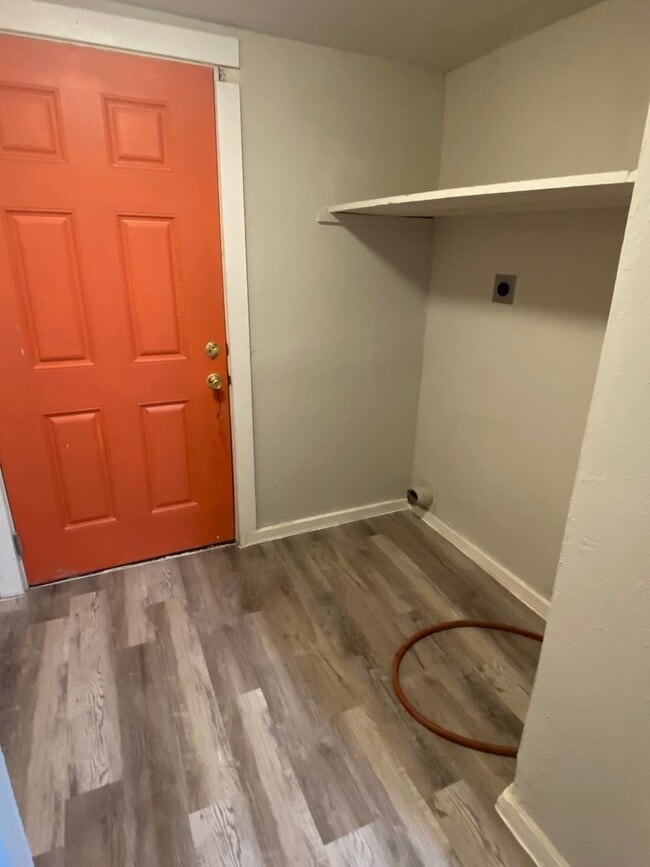 Building Photo - 3 BEDROOM 1 BATH HOUSE