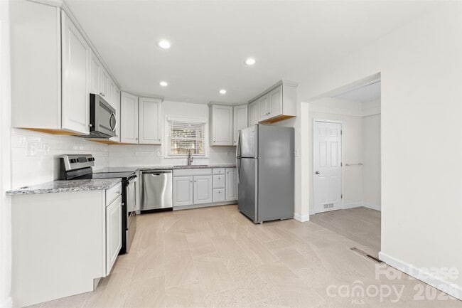 Building Photo - 4005 Abbeydale Dr